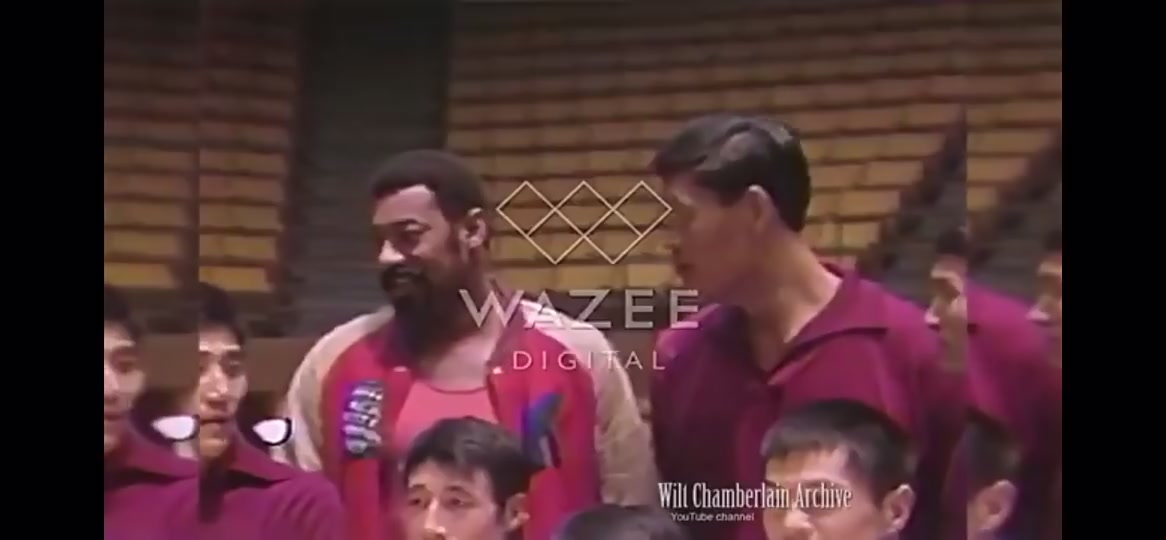 張伯倫早年曾與中國籃壇巨人穆鐵柱合影張衛(wèi)平也在其中