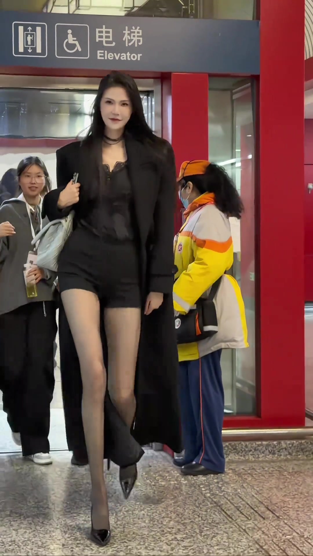 這雙黑絲大長腿許諾這身裝扮走在路上回頭率應該很高吧