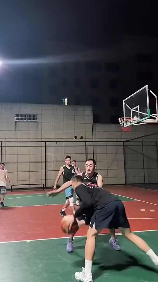 假如你有大哥這手翻身跳投能否稱霸你們學(xué)校的球場