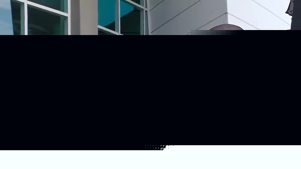 看一次笑一次韋德此前看到自己的雕像時忍不住不斷搖頭