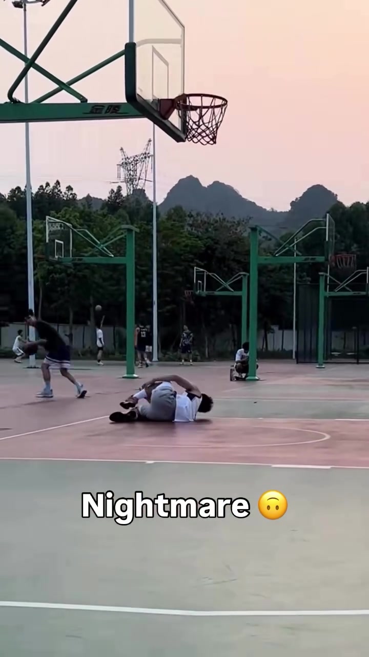 算誰的小伙扣籃落地時踩到球場上的籃球這得疼死吧