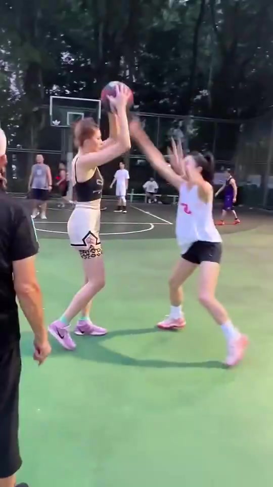 吧友們打得過這位外國妹子么這身高看著不矮啊