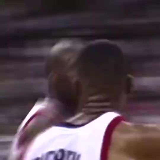 FIBA賽場(chǎng)上的奧尼爾也是無(wú)敵般的存在啊誰(shuí)敢擋在他前面