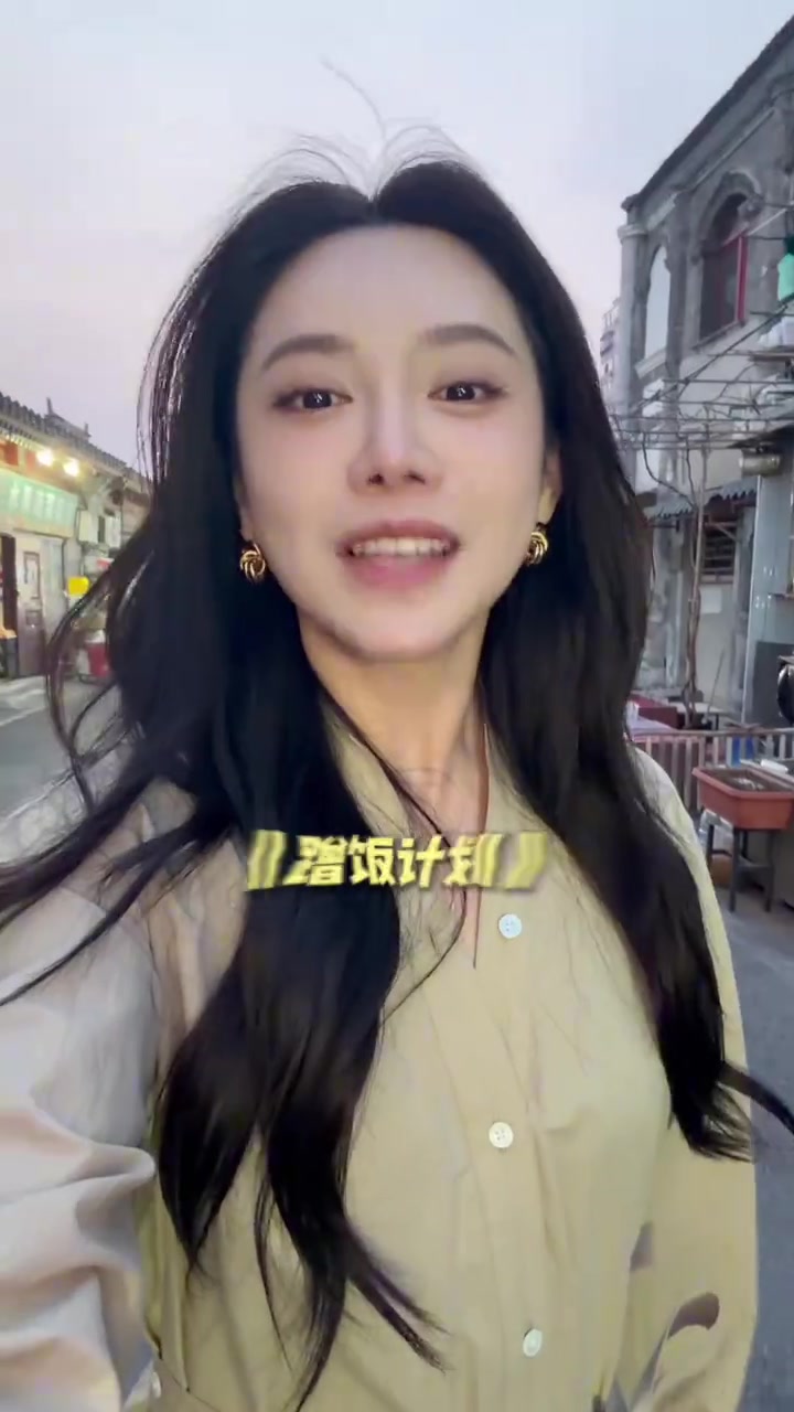美娜曬視頻和演員尤浩然一起吃飯這還是你們認(rèn)識(shí)的小雨嘛