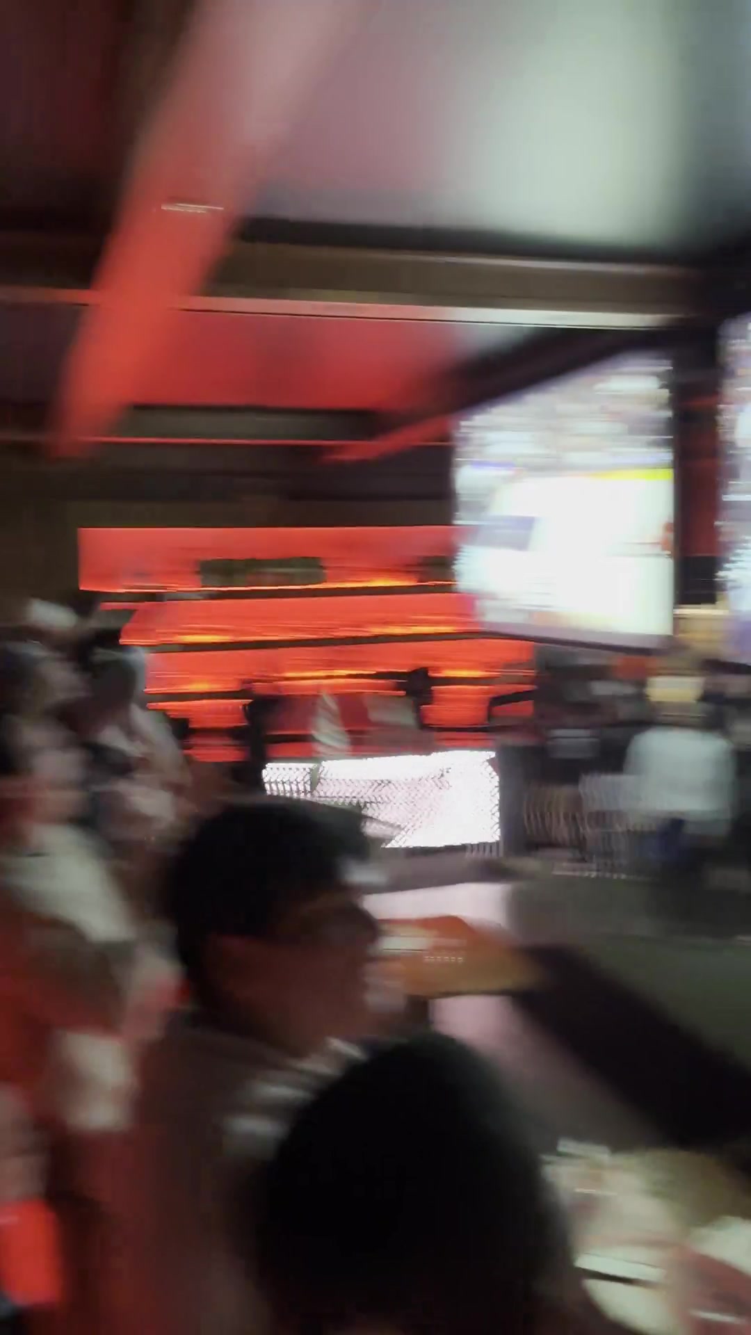時隔5年重返季后賽一批開拓者球迷在酒吧內(nèi)開心慶祝