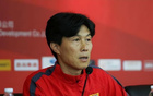爺爺是抗日名將，他是國(guó)足名宿，退役后當(dāng)教練，已住進(jìn)云南40多年